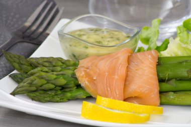 Sos ve füme somon ile yeşil kuşkonmaz.