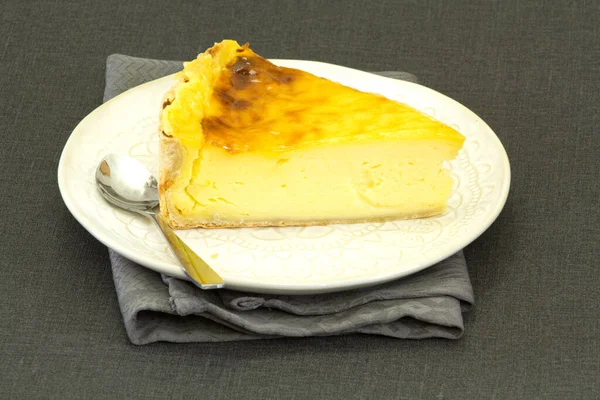 Tabağında karamel olan kek.