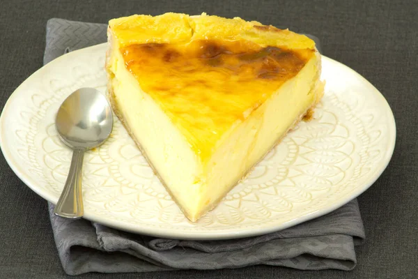 Tabağında karamel olan kek.