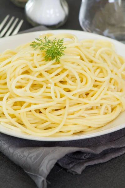 Spaghetti Sur Plaque Blanche — Photo
