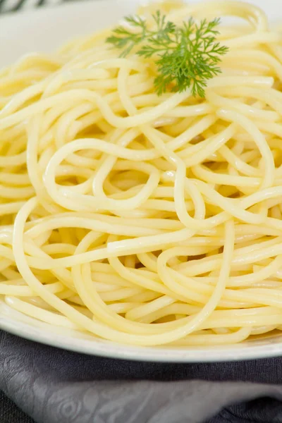 Spaghetti Auf Weißem Teller — Stockfoto