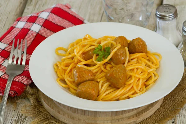 Köfteli ve soslu spagetti.
