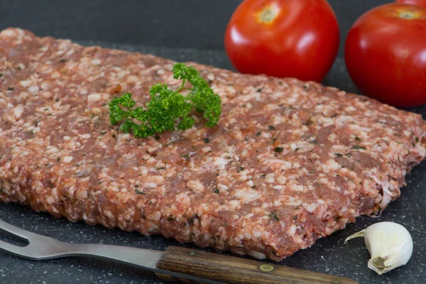 Çiğ domuz dolması pişirmeye hazır.