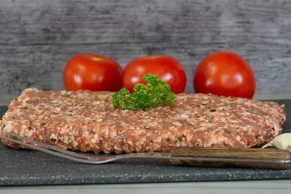 Çiğ domuz dolması pişirmeye hazır.