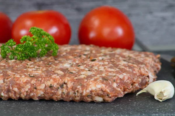 Çiğ domuz dolması pişirmeye hazır.