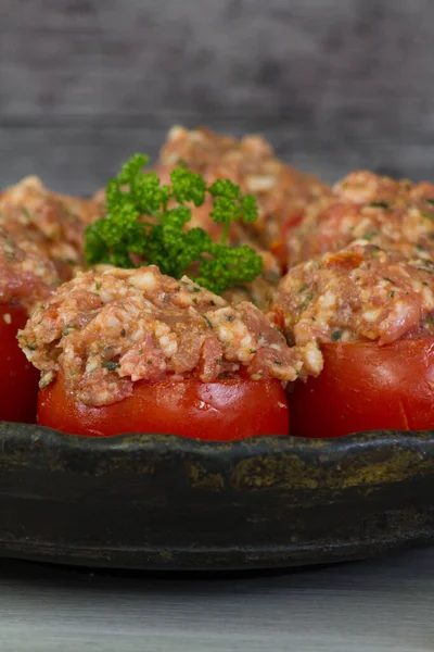 Tabakta çiğ domates