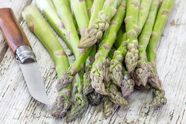 Tahta masada taze yeşil kuşkonmaz