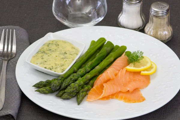 Sos ve füme somon ile yeşil kuşkonmaz.