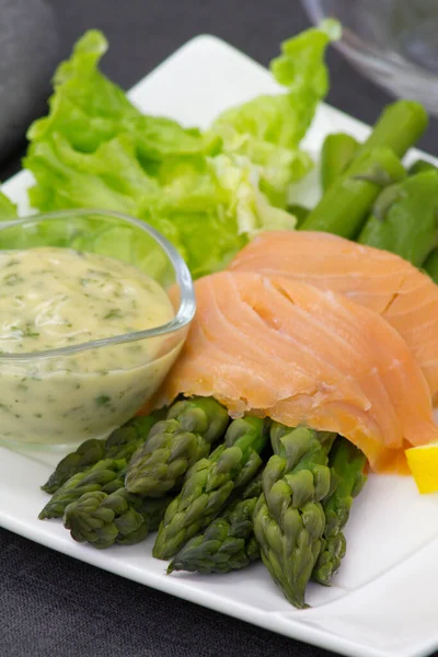 Sos ve füme somon ile yeşil kuşkonmaz.