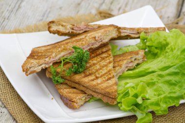 Jambonlu ve peynirli sandviç.