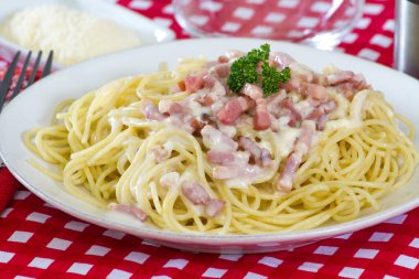 Jambon ve peynirli spagetti.
