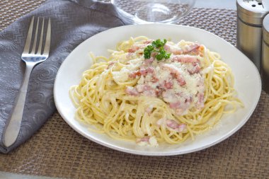 Jambon ve peynirli spagetti.