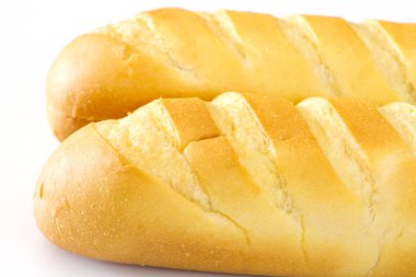 Beyaz arka planda izole edilmiş taze ekmek somunları