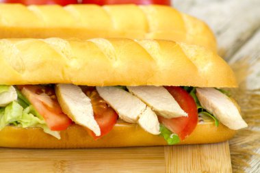 Tavuk ve sebzeli sandviç. 