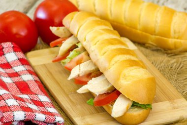 Tavuk ve sebzeli sandviç. 