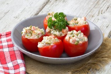 Peynirli ve otlu domates dolması