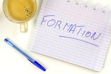 kahve fincanı ve metin formasyonlu defter 