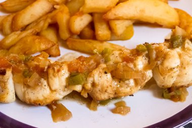 Izgara tavuk şişi ve kızarmış patates. 