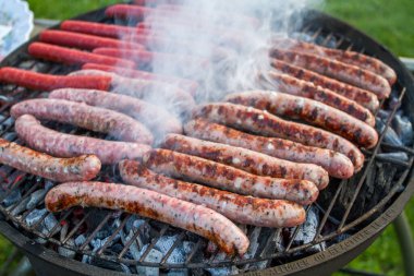 Sosisler ızgarada.