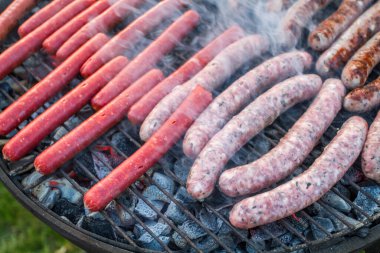 Sosisler ızgarada.