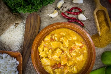 Köy tabağında körili tavuk. 