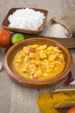 Köy tabağında körili tavuk. 