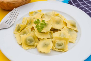 Beyaz tabakta taze ravioli. 