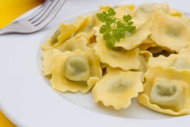Beyaz tabakta taze ravioli. 