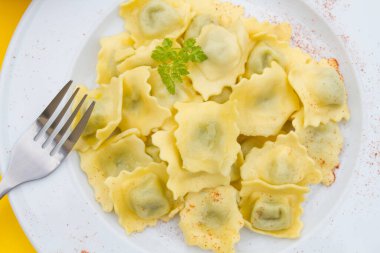 Beyaz tabakta taze ravioli. 