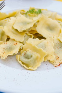 Beyaz tabakta taze ravioli. 