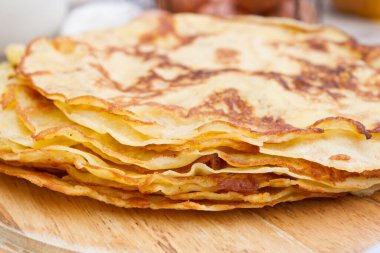 Ev yapımı krep yığını. 