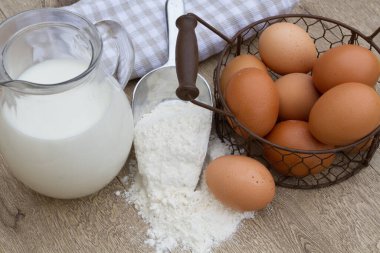 un, süt, ahşap masa üzerinde yumurta
