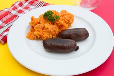 Karayip kara pudingi ve tatlı patates püresi