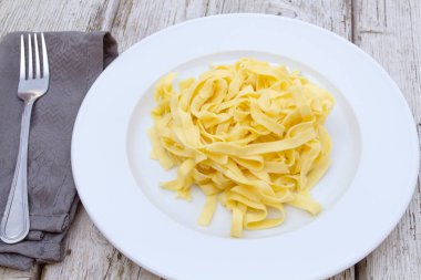 beyaz tabakta makarna 