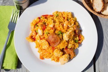 Tavuklu paella tabağı ve deniz ürünleri.