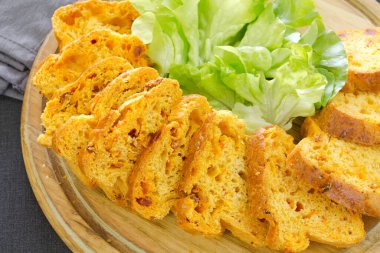 Tahtada yeşillikler olan tuzlu pasta.