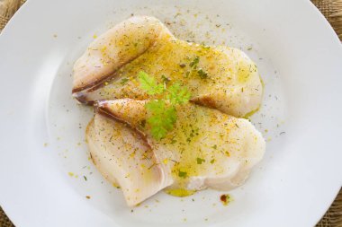 Beyaz tabakta köpekbalığı bifteği 