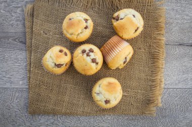 Çikolata parçacıklı ev yapımı kekler.