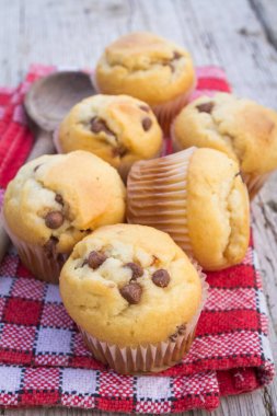 Çikolata parçacıklı ev yapımı kekler.