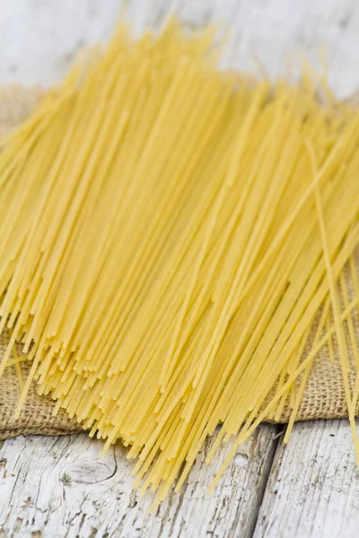 Spaghetti Crudi Sul Tavolo Legno — Foto Stock