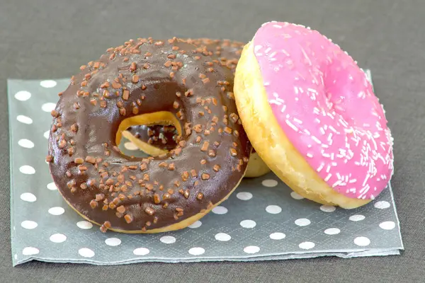 Rosquillas Con Glaseado Rosa Chocolate — Foto de Stock