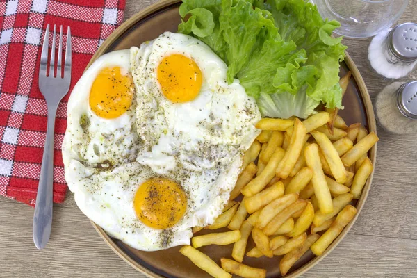 Stekta Ägg Med Pommes Frites Och Sallad — Stockfoto