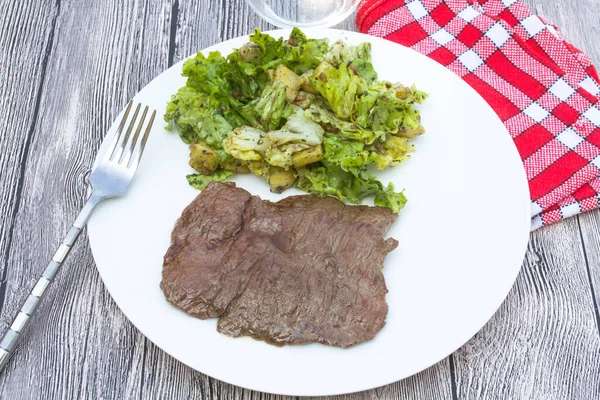 Gegrilltes Rindersteak Mit Salatblättern Und Grüner Sauce Auf Weißem Teller — Stockfoto