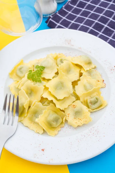 Ravioli Fresco Placa Branca — Fotografia de Stock