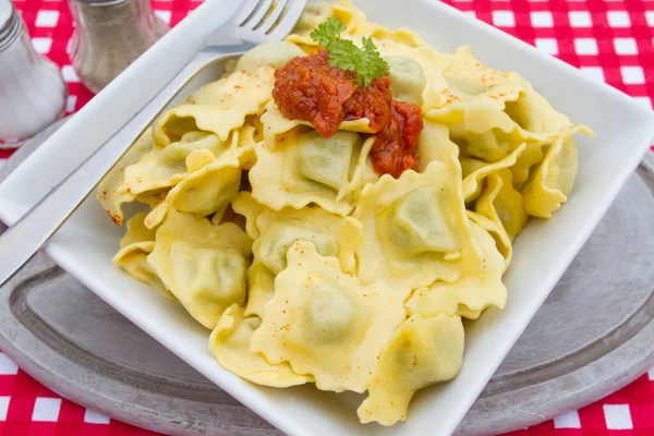 Ravioli Freschi Con Salsa Pomodoro Piatto Bianco — Foto Stock