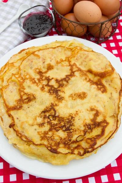 Stapel Hausgemachter Pfannkuchen Mit Marmelade Und Eiern Auf Dem Tisch — Stockfoto