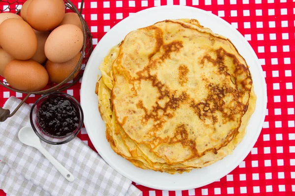 Stapel Hausgemachter Pfannkuchen Mit Marmelade Und Eiern Auf Dem Tisch — Stockfoto