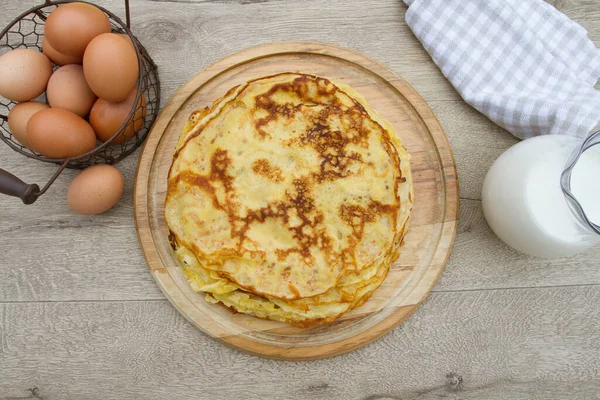 Hausgemachte Pfannkuchen Mit Milch Und Eiern Auf Einem Holztisch — Stockfoto