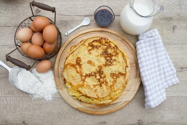 Hausgemachte Pfannkuchen Mit Milch Und Eiern Auf Einem Holztisch — Stockfoto