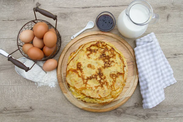 Hausgemachte Pfannkuchen Mit Milch Und Eiern Auf Einem Holztisch — Stockfoto